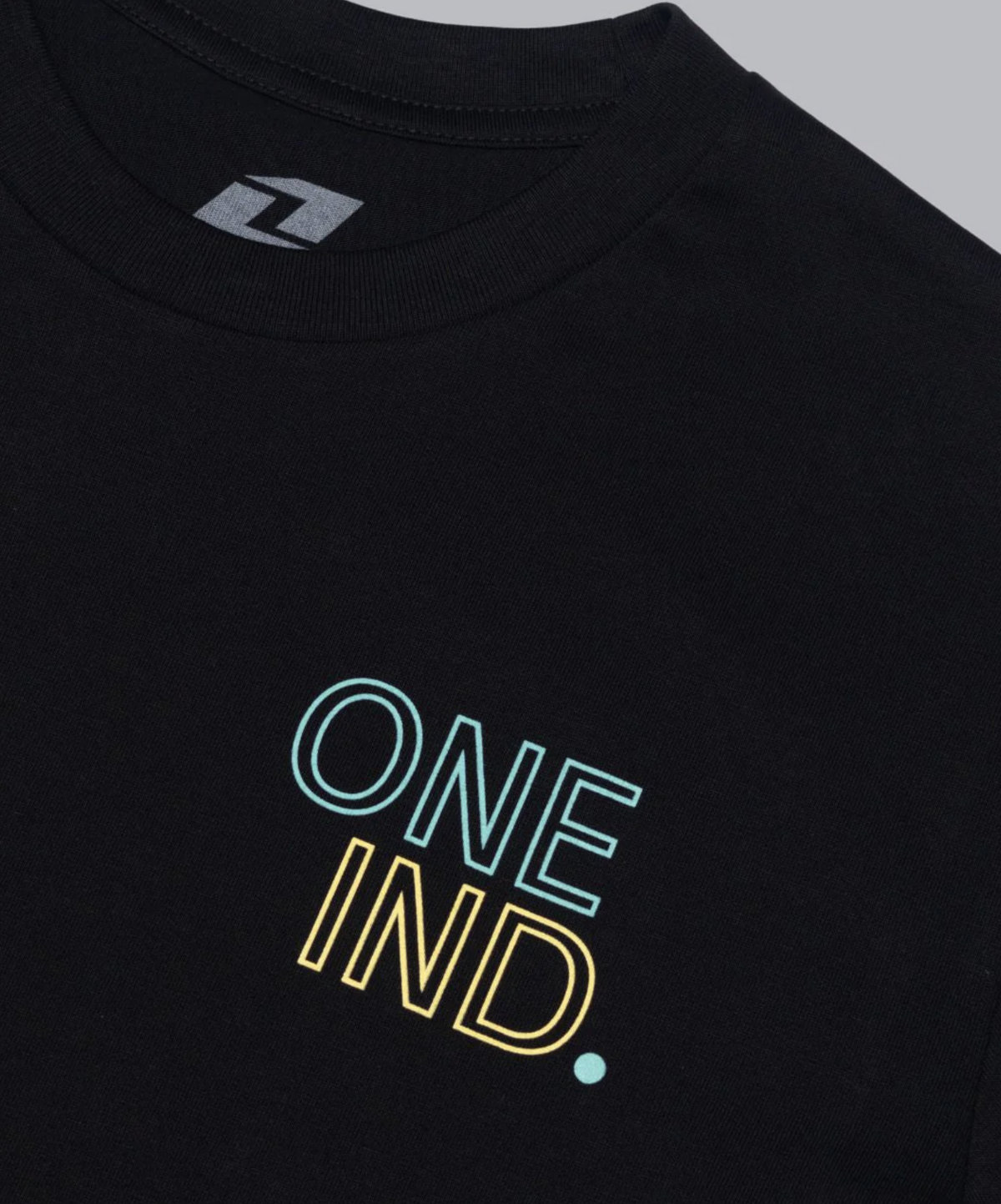 Polera One Industries Blossom Blk Lifestyle