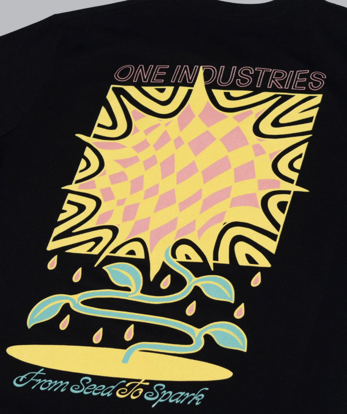 Polera One Industries Blossom Blk Lifestyle
