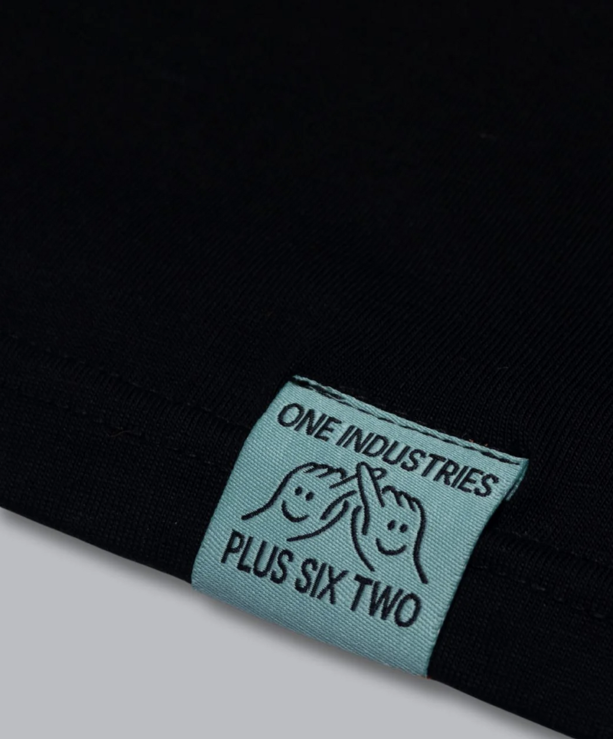 Polera One Industries Blossom Blk Lifestyle