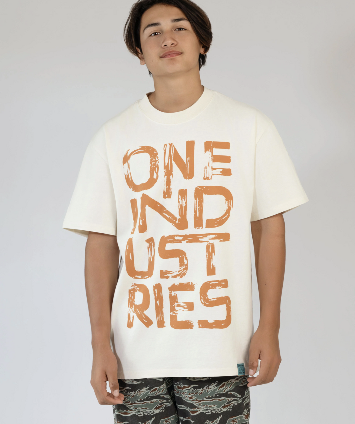 Polera One Industries Strokes Ecru Lifestyle