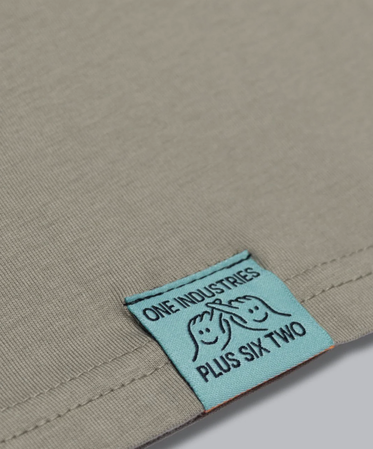 Polera One Industries Station Olive Lifestyle